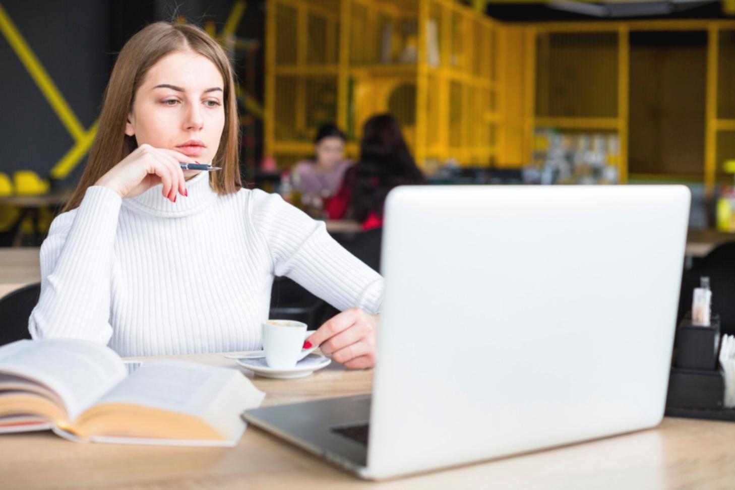 Workspace d'analyse financière avec documents et calculatrice